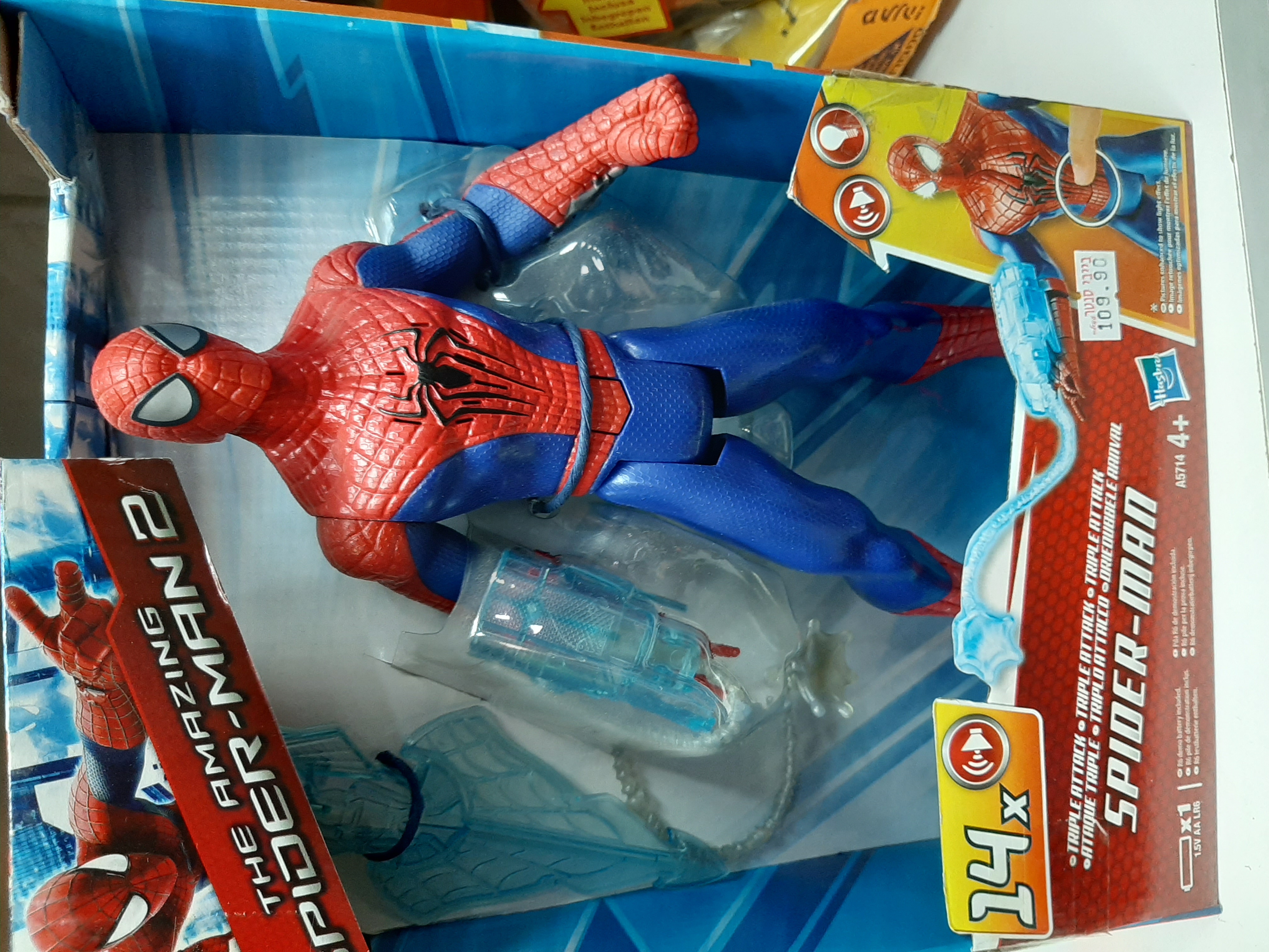 בובת SPIDER-MAN המקורית עם כורי העכביש ביד שמאל וגפיים זזות להנאה מושלמת של משחק לילדכם